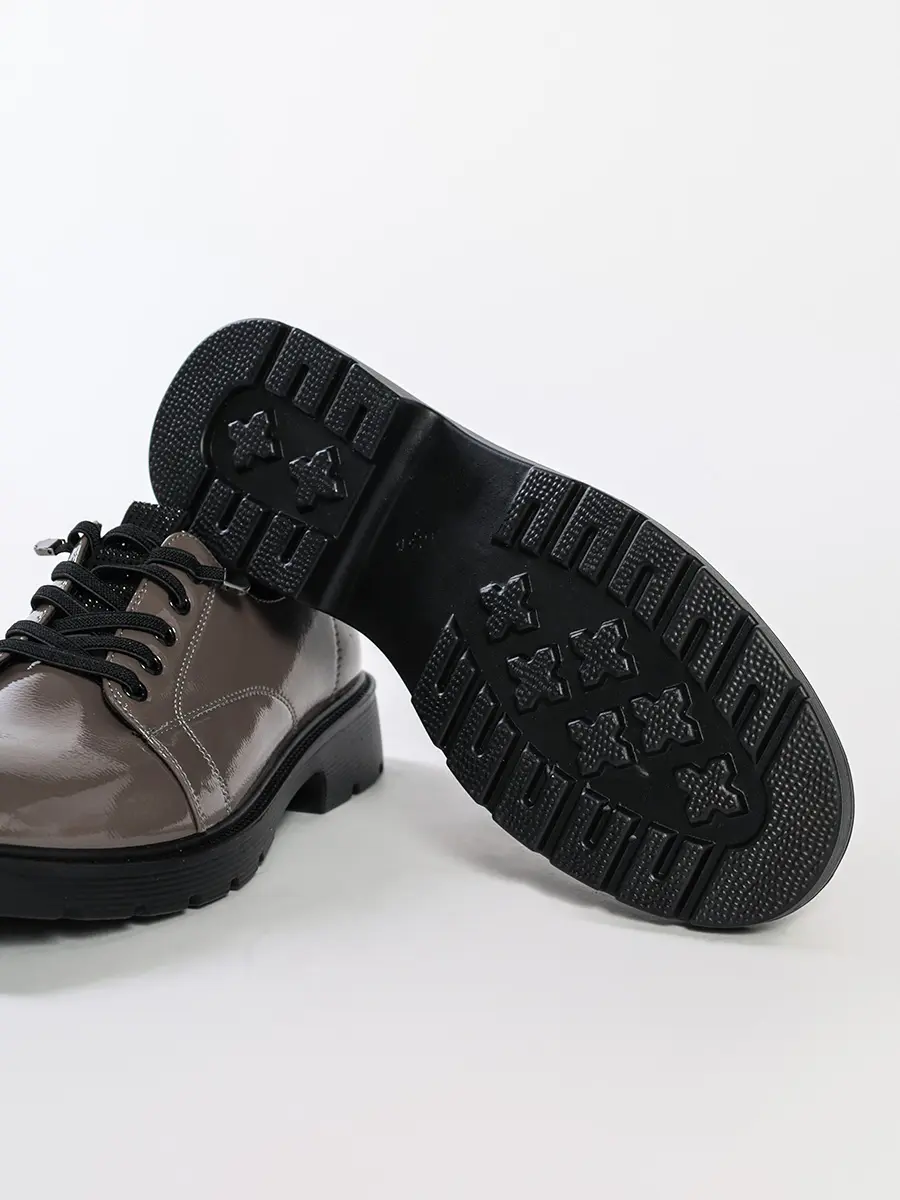 Туфли лакированные серого цвета на низком каблуке